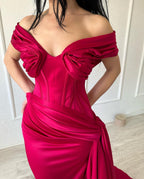 Elegante abito lungo da sera fucsia in raso, a sirena, senza spalline con scollo a V e spalle scoperte