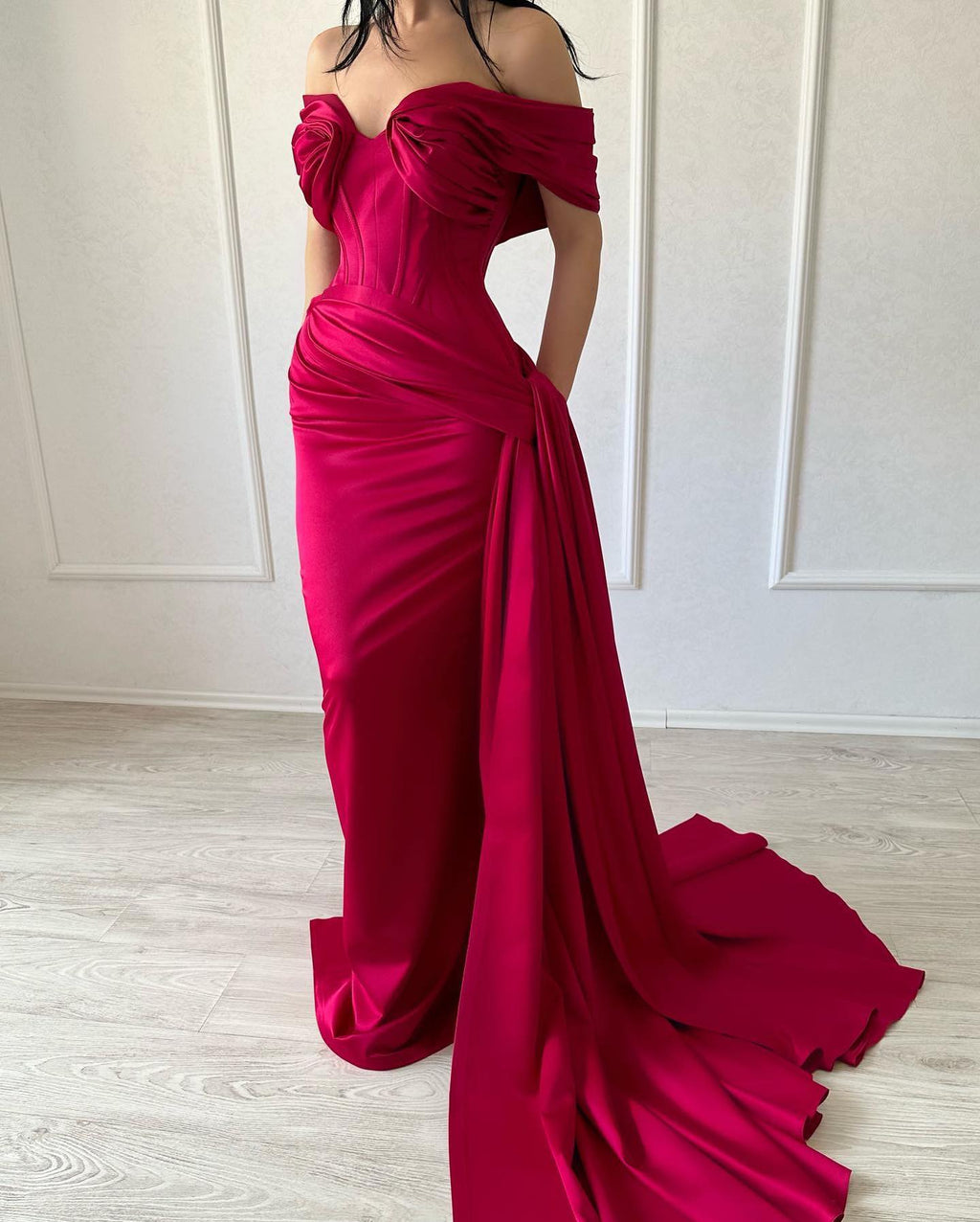 Elegante abito lungo da sera fucsia in raso, a sirena, senza spalline con scollo a V e spalle scoperte