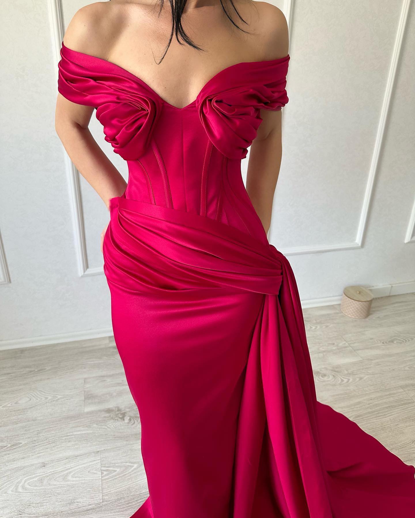 Elegante abito lungo da sera fucsia in raso, a sirena, senza spalline con scollo a V e spalle scoperte