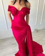 Elegante abito lungo da sera fucsia in raso, a sirena, senza spalline con scollo a V e spalle scoperte