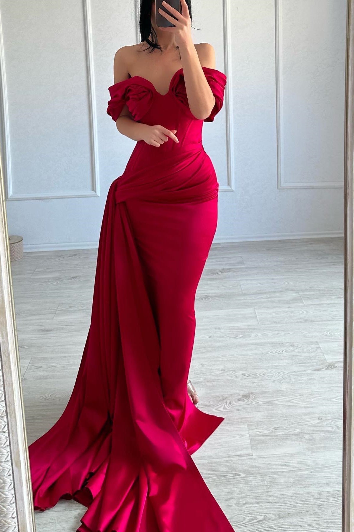 Elegante abito lungo da sera fucsia in raso, a sirena, senza spalline con scollo a V e spalle scoperte