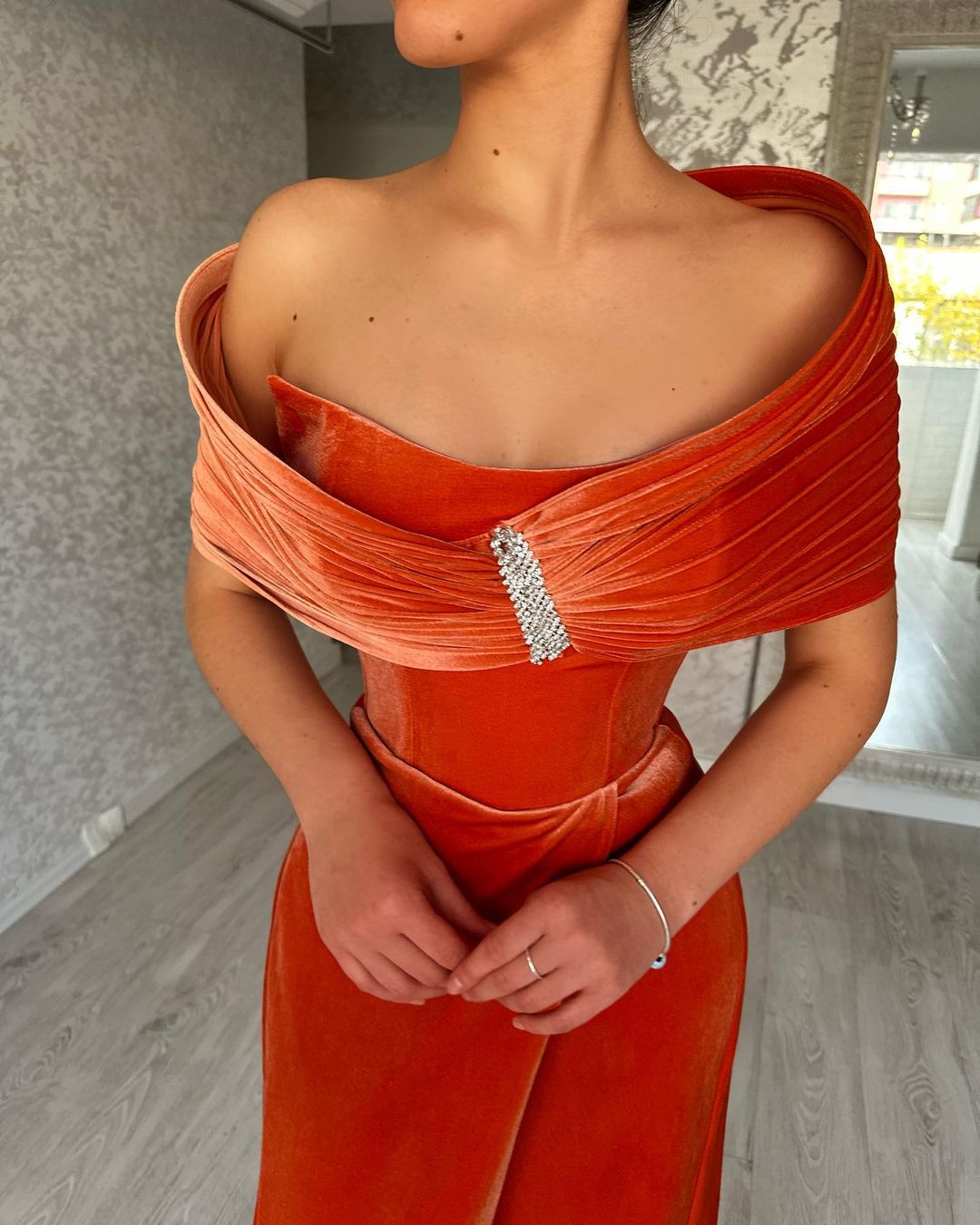 Abito da sera elegante lungo a sirena, monospalla, senza maniche, con spacco