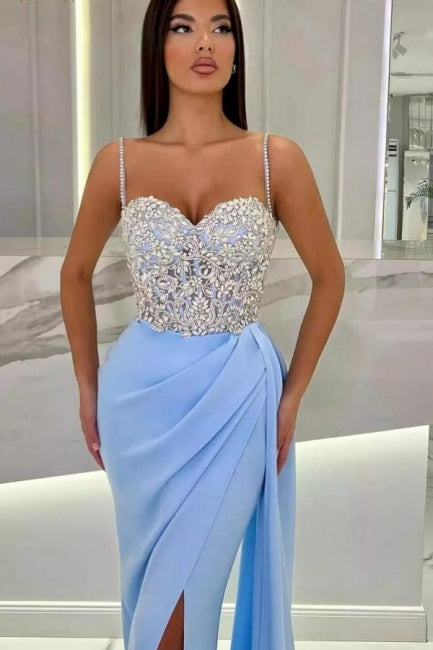 Abito da sera elegante lungo a sirena con spalline sottili, scollo a cuore e paillettes, con spacco