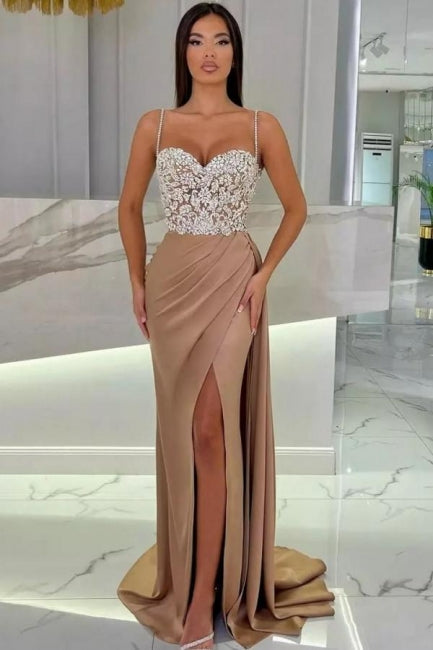 Abito da sera elegante lungo a sirena con spalline sottili, scollo a cuore e paillettes, con spacco