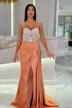 Abito da sera elegante lungo a sirena con spalline sottili, scollo a cuore e paillettes, con spacco