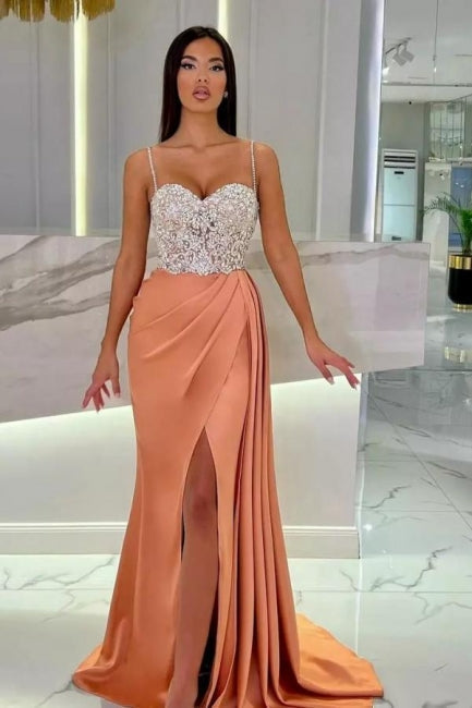 Abito da sera elegante lungo a sirena con spalline sottili, scollo a cuore e paillettes, con spacco