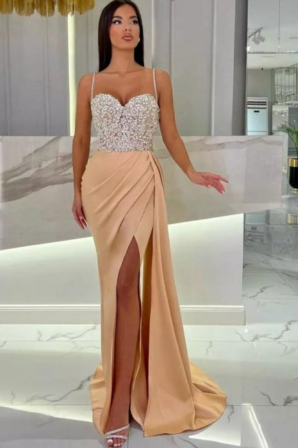Abito da sera elegante lungo a sirena con spalline sottili, scollo a cuore e paillettes, con spacco