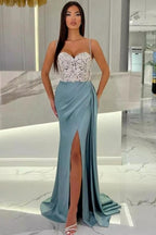 Abito da sera elegante lungo a sirena con spalline sottili, scollo a cuore e paillettes, con spacco