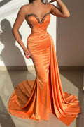Elegante abito lungo arancione a sirena senza maniche in raso con cristalli per cerimonia