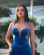 Elegante abito da sera lungo color blu reale con spalline a sirena in velluto e strascico