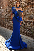 Elegante abito da sera lungo blu reale con una spalla, sirena, perline, pizzo e balze