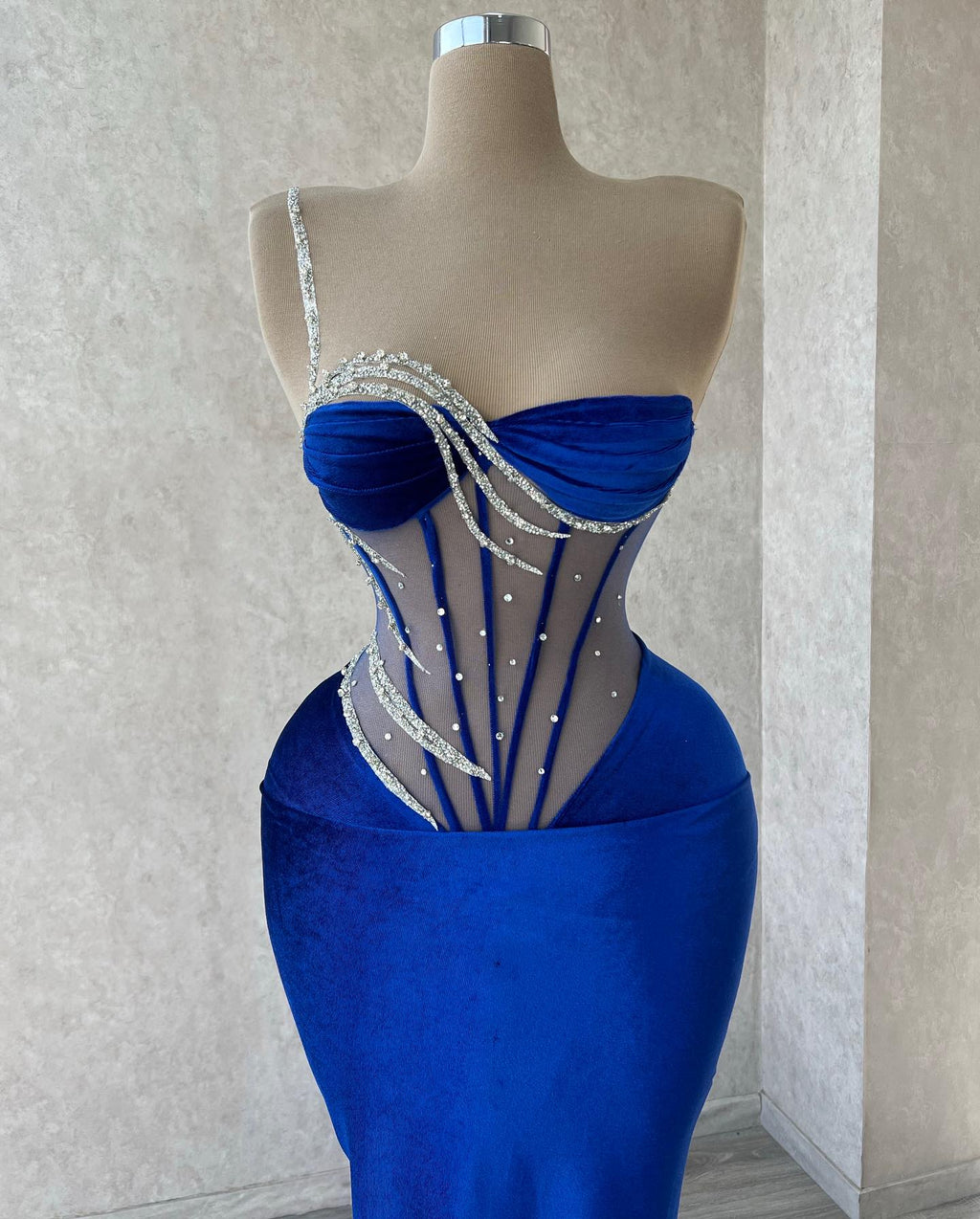 Abito da sera elegante lungo blu reale con una spalla, sirena, ricamato con paillettes e perline, con pizzo