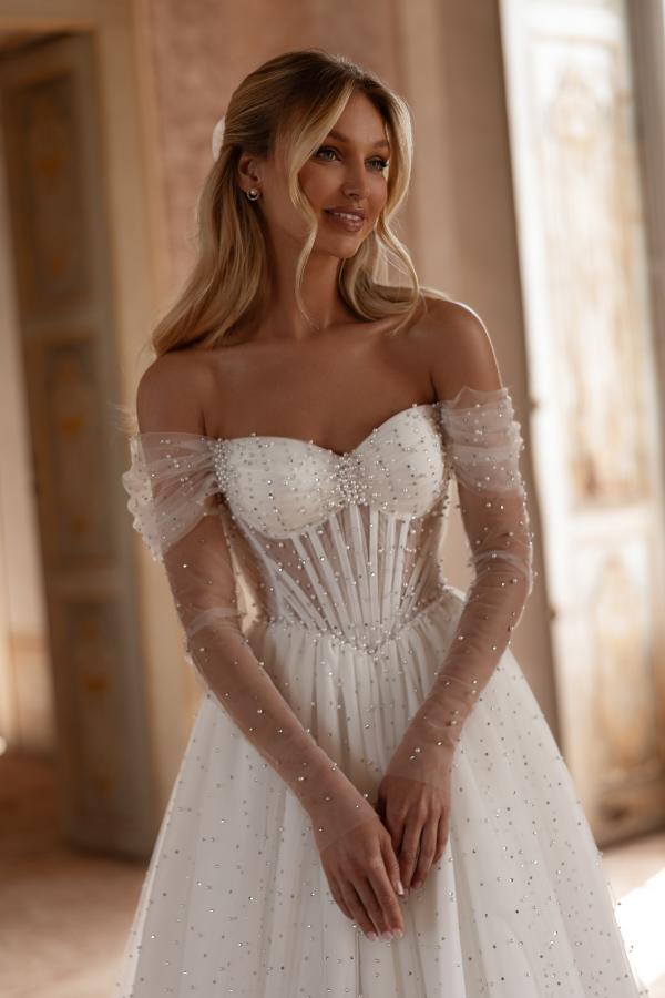 Elegante abito da sposa lungo bianco a linea ad A in tulle con scollo a spalle scoperte
