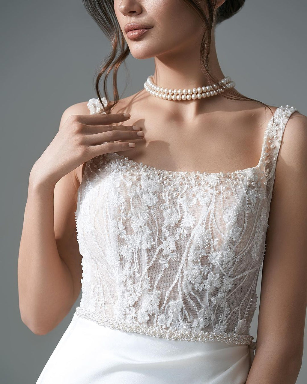 Vestido de Noiva Elegante Branco Longo em Linha A com Bordados de Rendas, Pérolas e Sem Mangas, com Fenda