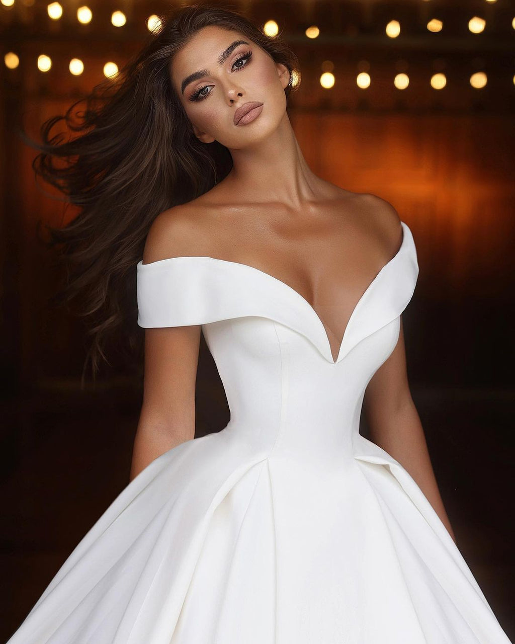 Vestido de Noiva Elegante Branco Longo em Linha A, com Decote em V e Ombros Descobertos em Cetim