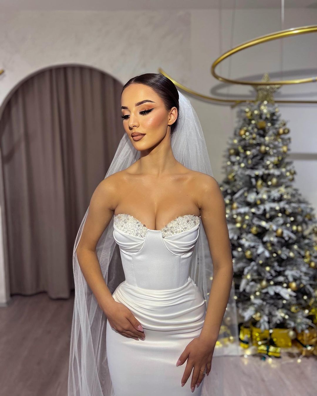 Elegantes langes weißes säulenförmiges ärmelloses bodenlanges Brautkleid mit Perlen