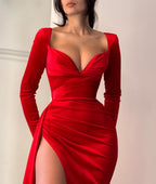 Elegante abito da sera rosso con scollo a V, maniche lunghe, linea a trapezio e spacco