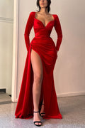 Elegante abito da sera rosso con scollo a V, maniche lunghe, linea a trapezio e spacco