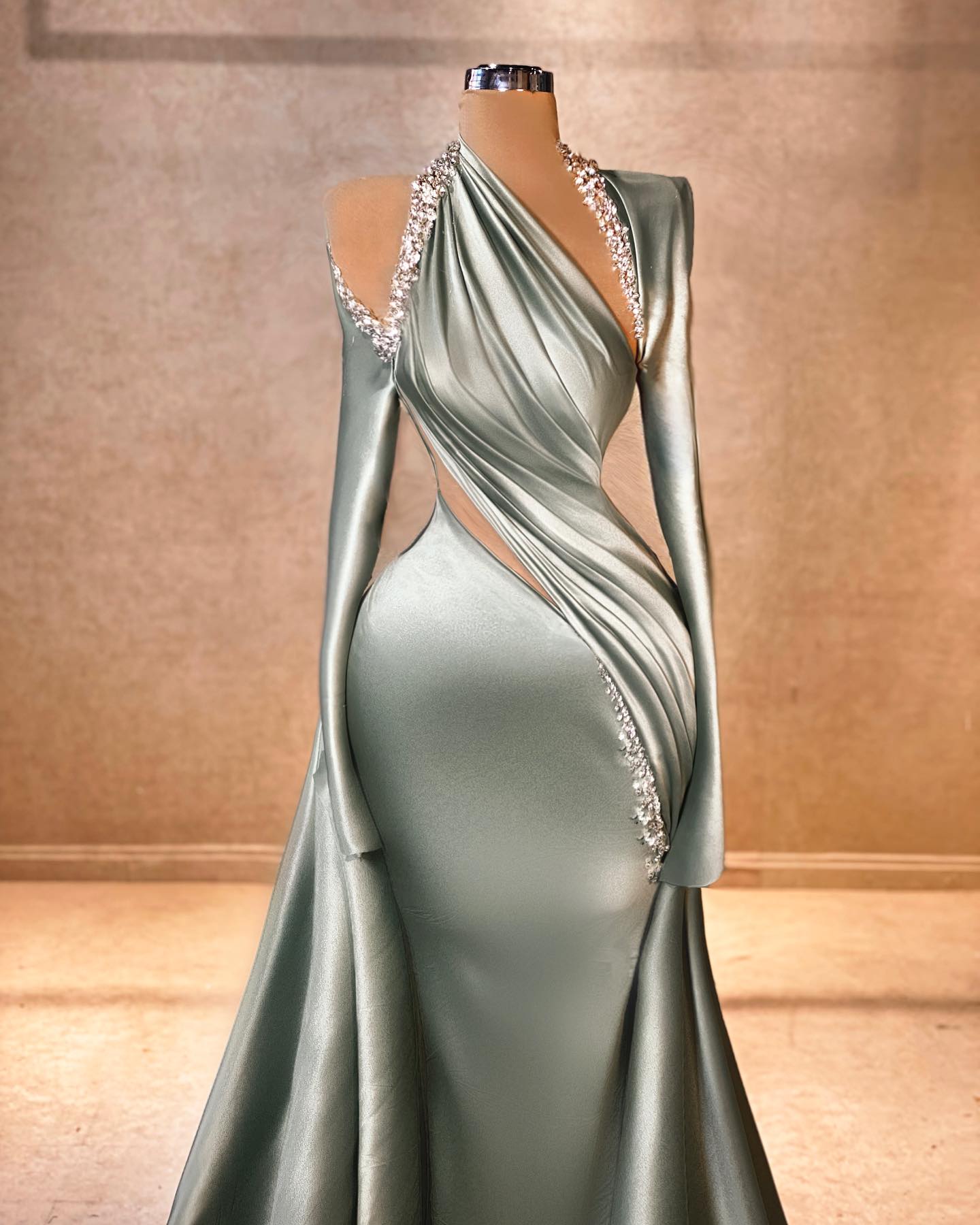 Abito da sera elegante in raso con maniche lunghe, scollo all'americana e volant a sirena