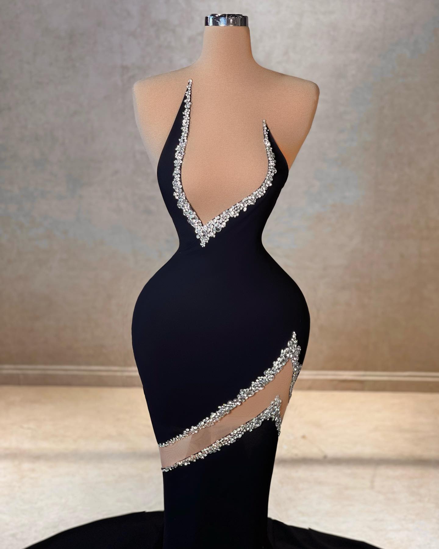 Abito da sera elegante a sirena con scollo a V, senza maniche, in raso e tulle con strass