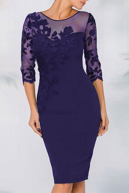 Elegante vestido corto de satén con encaje negro para madre de la novia con mangas