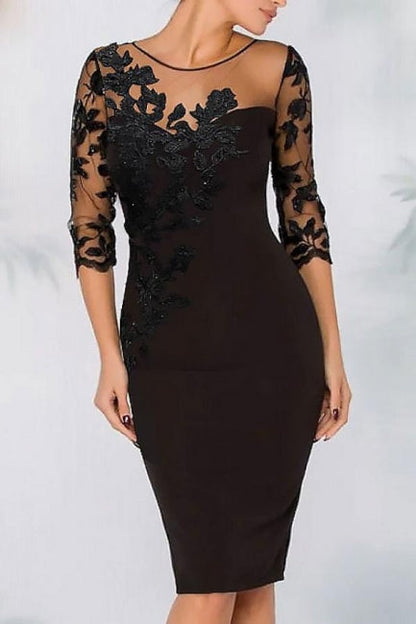 Elegante vestido corto de satén con encaje negro para madre de la novia con mangas