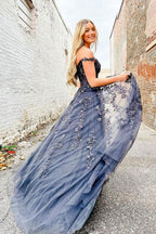 Elegante abito lungo da sera a linea ad A con scollo a cuore, tulle e pizzo, spalle scoperte