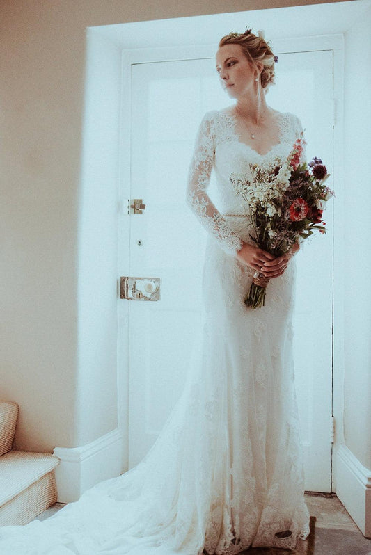 Elegantes Brautkleid mit langen Ärmeln und V-Rücken aus Spitze