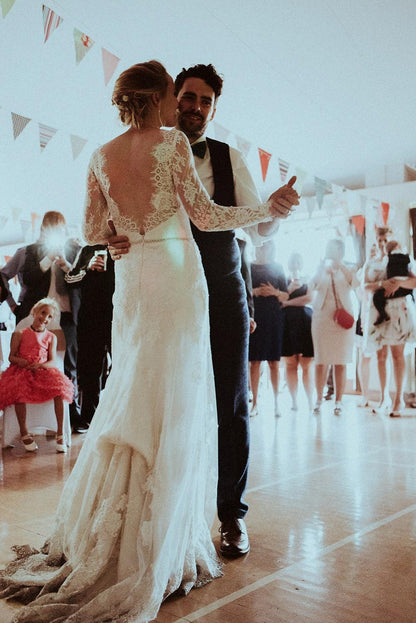 Elegantes Brautkleid mit langen Ärmeln und V-Rücken aus Spitze