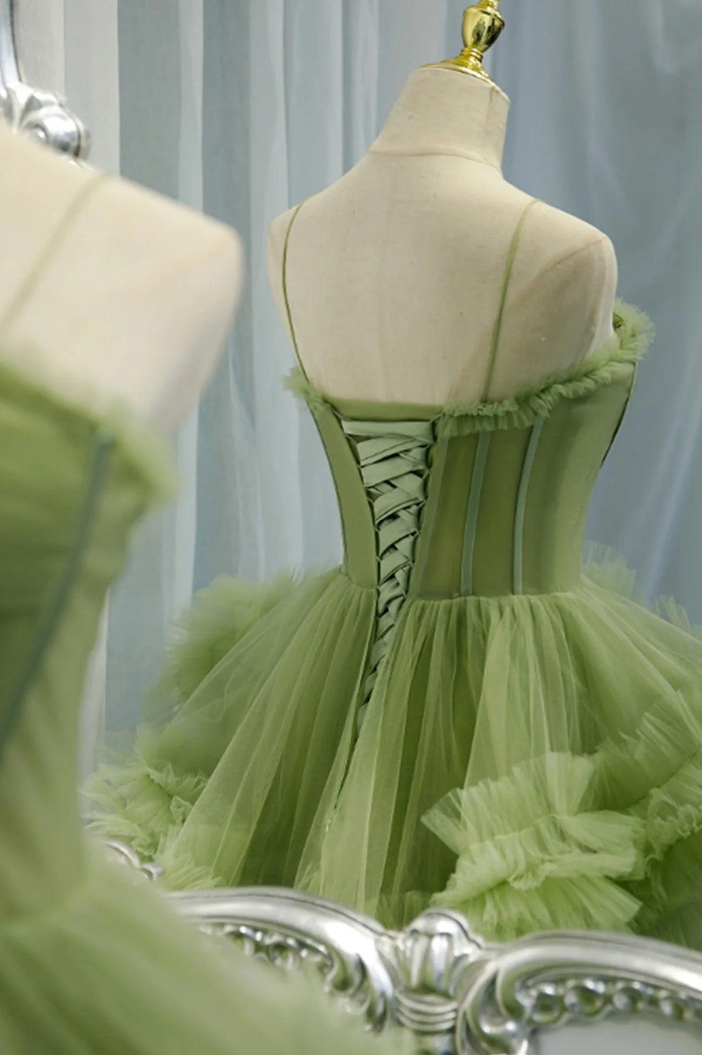 Abito elegante da cerimonia in tulle verde a balze plissettate con spalline PSK417
