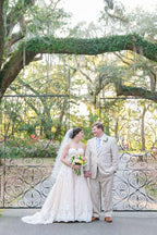 فستان زفاف أنيق بقصة قلب عالية ومنخفضة بلون وردي فاتح مع دانتيل أبيض