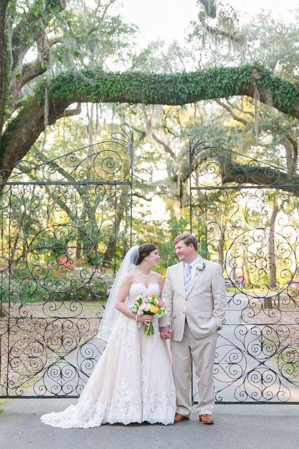 فستان زفاف أنيق بقصة قلب عالية ومنخفضة بلون وردي فاتح مع دانتيل أبيض