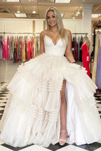 Abito da sera lungo elegante in tulle con scollo a V, spacco laterale e strati