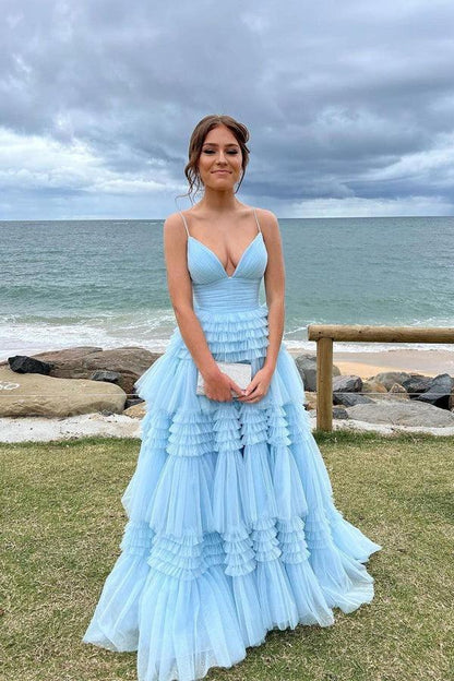 Elegante vestido de fiesta largo de tul con escote en V y abertura lateral en capas