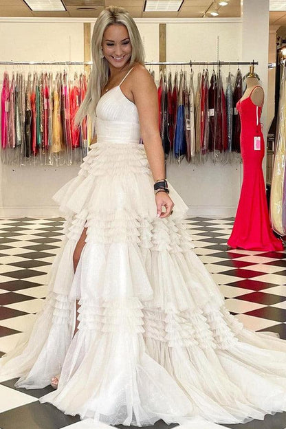Elegante vestido de fiesta largo de tul con escote en V y abertura lateral en capas