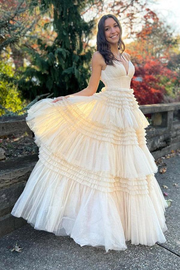 Elegante vestido de fiesta largo de tul con escote en V y abertura lateral en capas