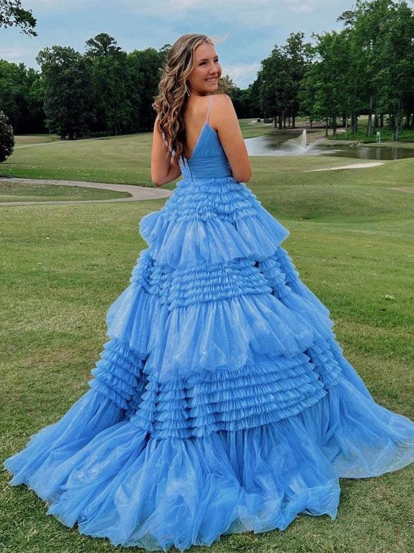 Elegante vestido de fiesta largo de tul con escote en V y abertura lateral en capas