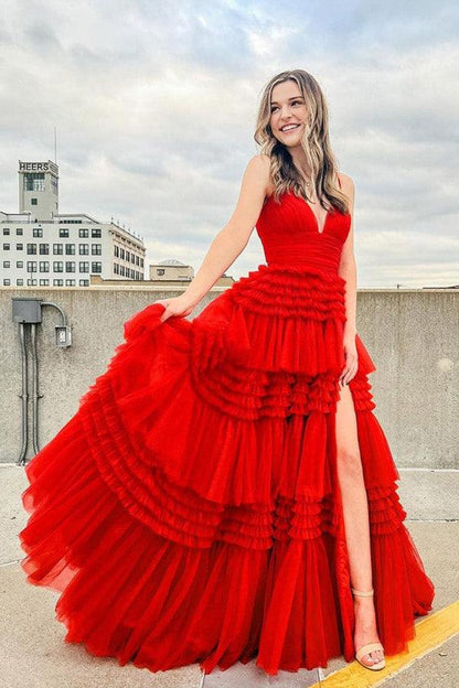 Elegante vestido de fiesta largo de tul con escote en V y abertura lateral en capas