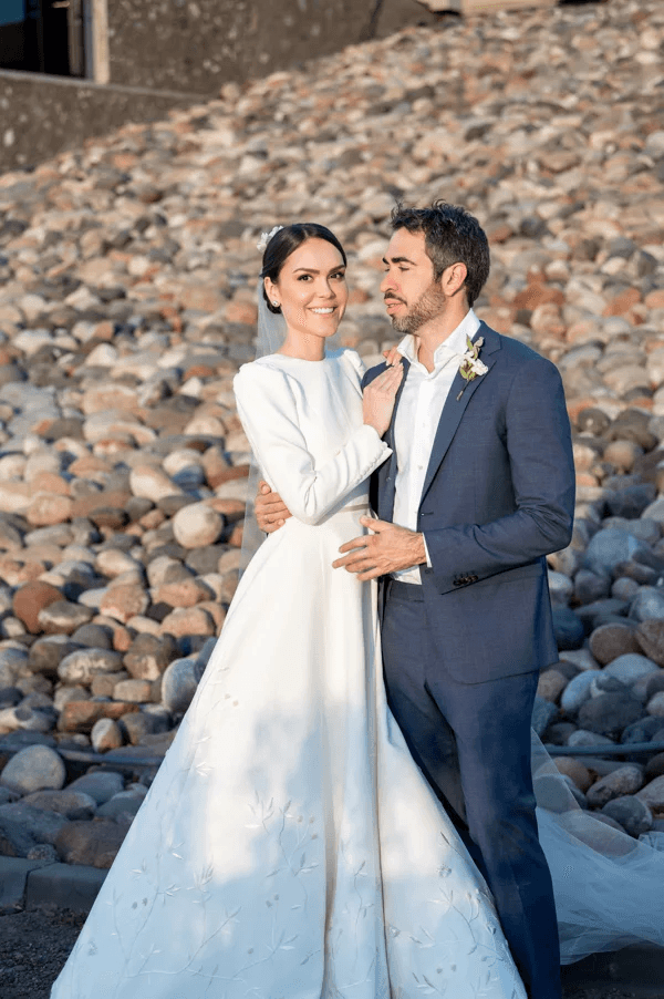 Vestidos de Noiva Modestos em Cetim Marfim com Bordado e Corte em A, Mangas Compridas