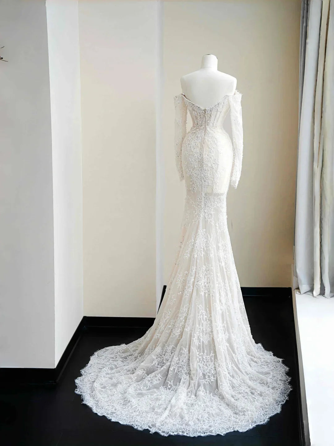 Abito da sera romantico bianco con applicazioni in pizzo, tulle e paillettes, modello sirena, scollatura a spalle scoperte Y8663