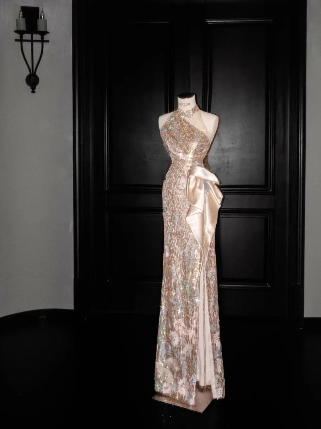 Vestido de Festa Longo de Lantejoulas Douradas Champanhe com Alças Halter Y8653