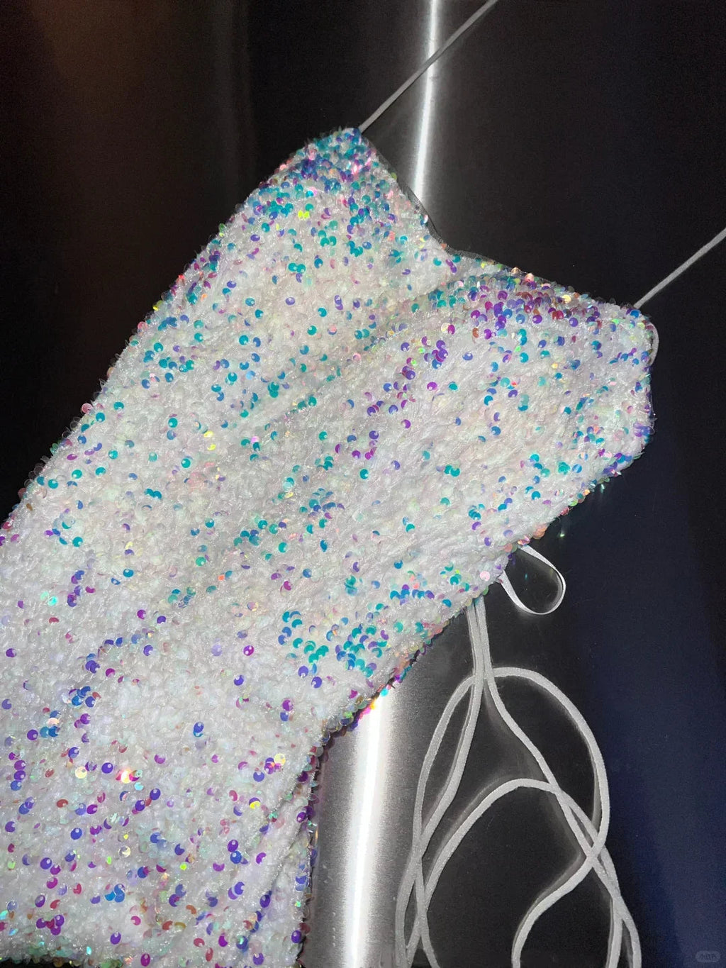 Abito da sera bianco scintillante con spalline sottili, paillettes, spacco da sirena e nappine Y8648