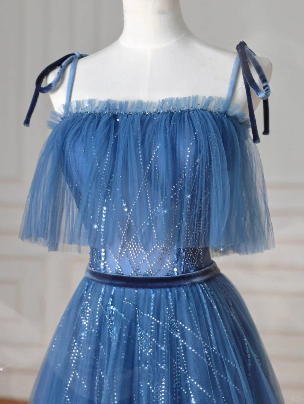 Vestito da sera lungo a linea ad A con spalline sottili blu, tulle e paillettes Y8634