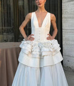 Vestido de Festa Branco Formal em Cetim com Decote Profundo em V e Múltiplas Camadas em Corte A Y8145