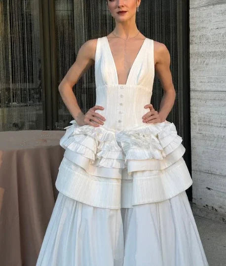 Vestido de Festa Branco Formal em Cetim com Decote Profundo em V e Múltiplas Camadas em Corte A Y8145