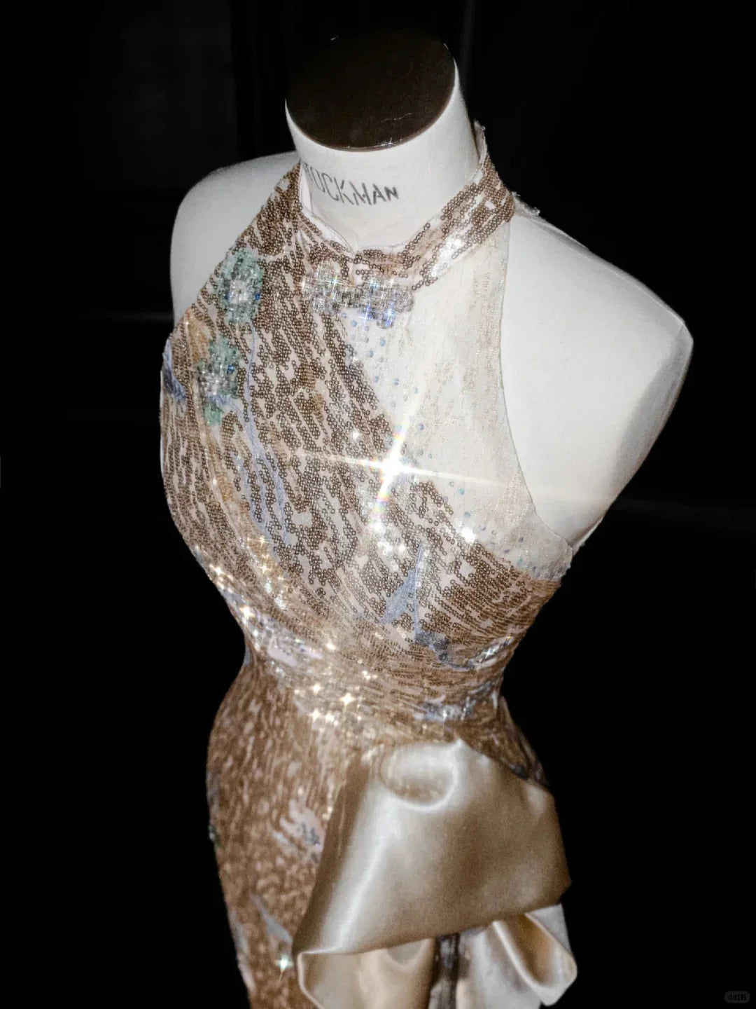 Vestido de Festa Longo de Lantejoulas Douradas Champanhe com Alças Halter Y8653