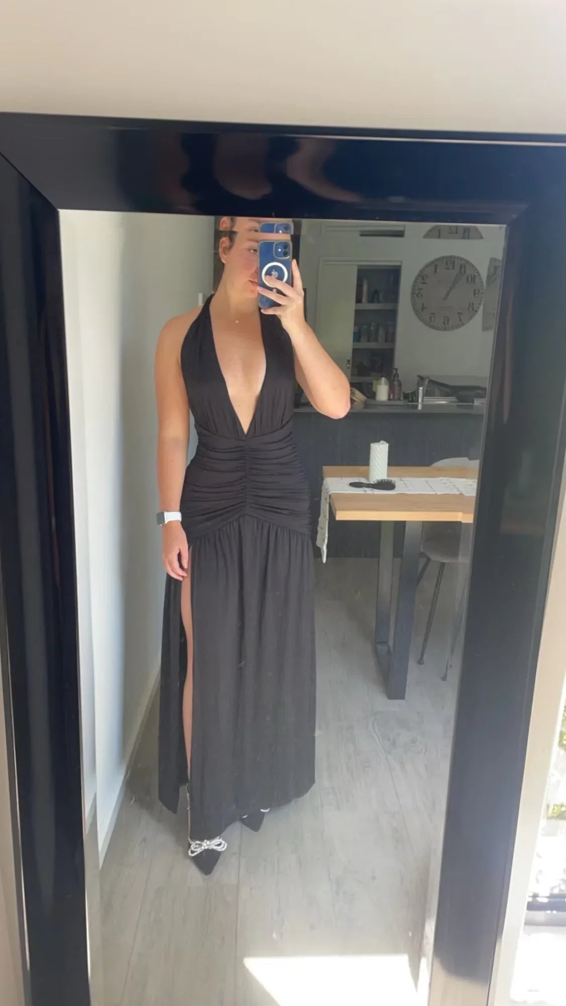 Vestito da sera marrone scollato a collo halter, linea a trapezio con spacco, scollatura profonda a V, modello Y8481