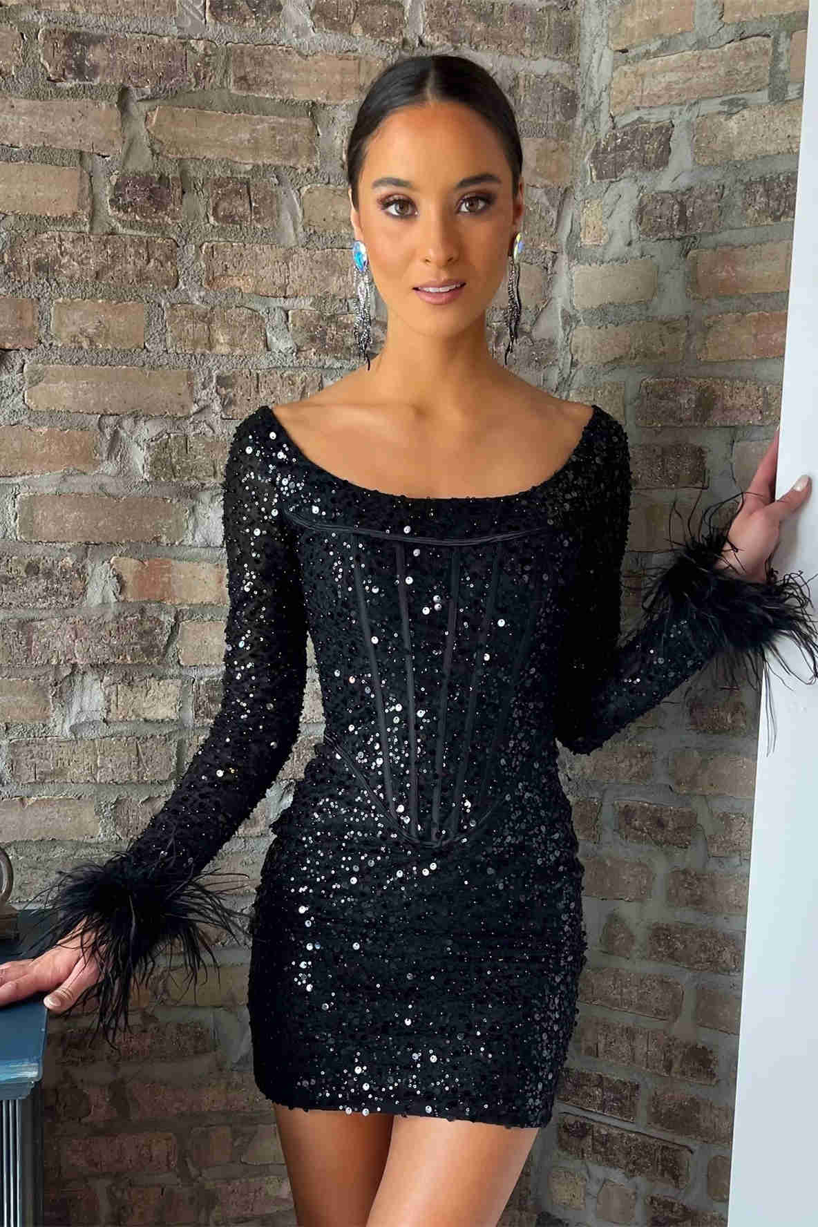 Abito aderente con paillettes per il ritorno a casa e maniche lunghe