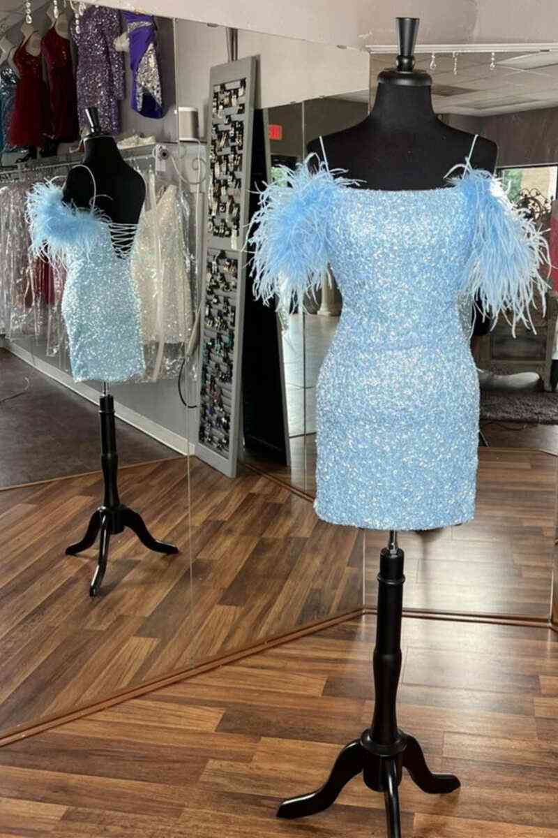 Abito aderente per festa di ritorno a casa con paillettes e piume