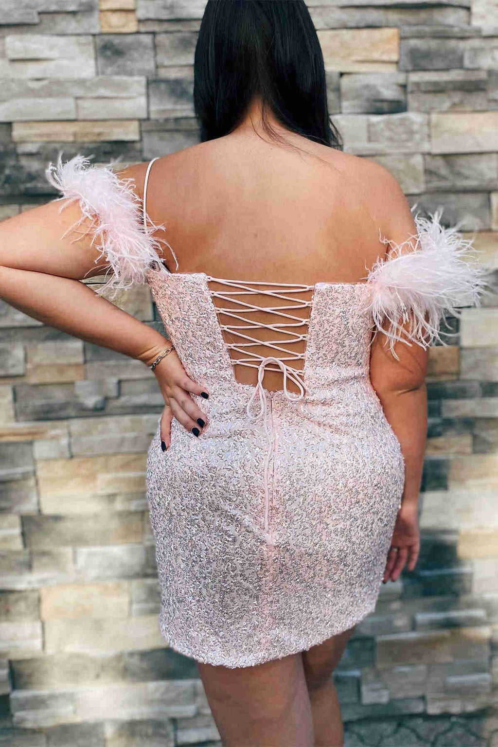 Abito aderente per festa di ritorno a casa con paillettes e piume
